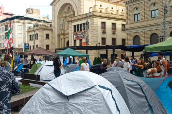 200 People, One Plaza, No End Date: Alicante’s Housing Camp Says the Election Changes Nothing